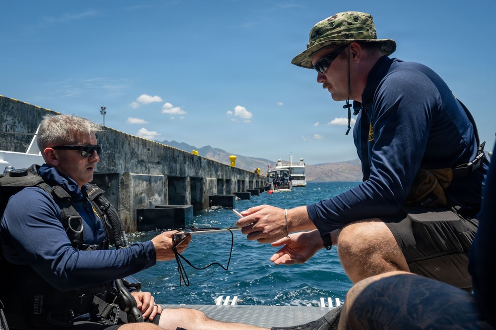 UCT-2 leadership dives with Philippine Navy Seabee divers during BK26
