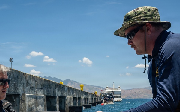 UCT-2 leadership dives with Philippine Navy Seabee divers during BK26
