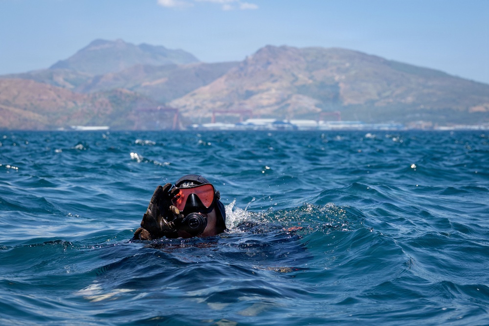 UCT-2 leadership dives with Philippine Navy Seabee divers during BK26