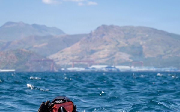 UCT-2 leadership dives with Philippine Navy Seabee divers during BK26