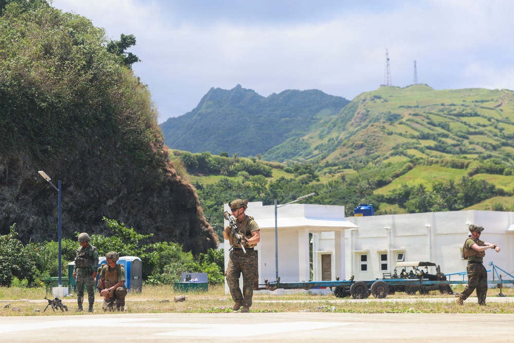 Balikatan 2026: U.S. Marines, Philippine Marines participate in weapons training class during MKTSO