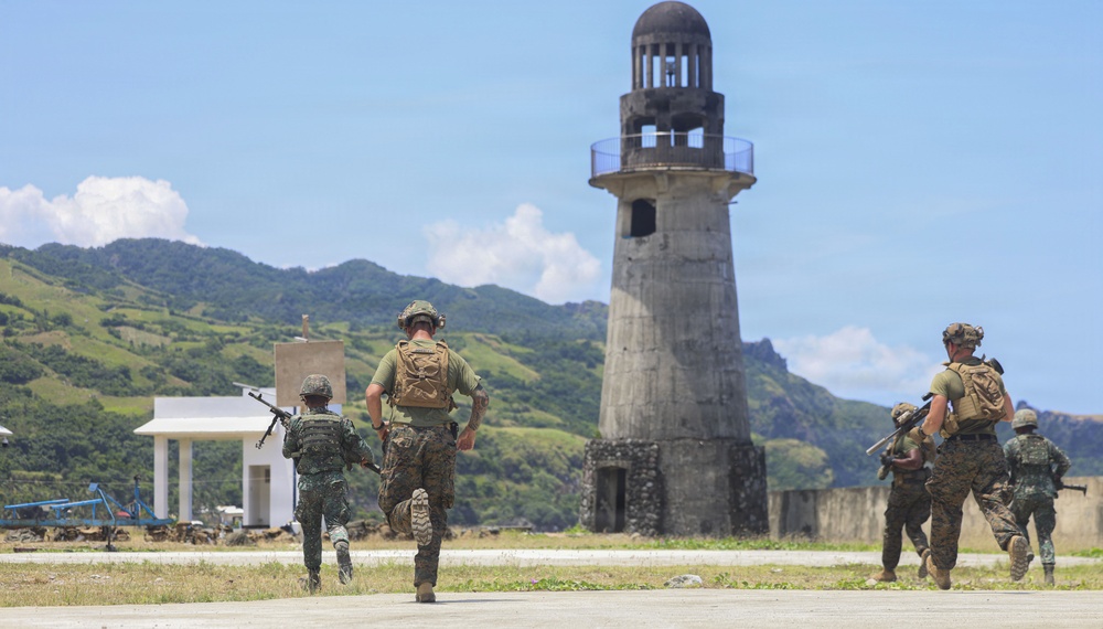 Balikatan 2026: U.S. Marines, Philippine Marines participate in weapons training class during MKTSO