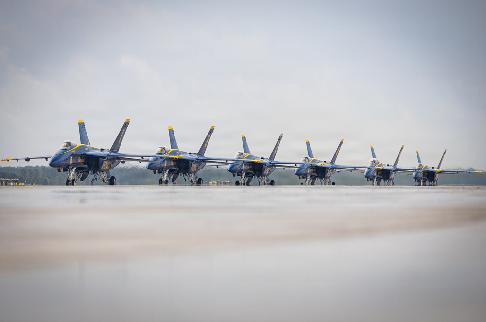 2nd Marine Aircraft Wing Commanding General welcomes the U.S. Navy Blue Angels