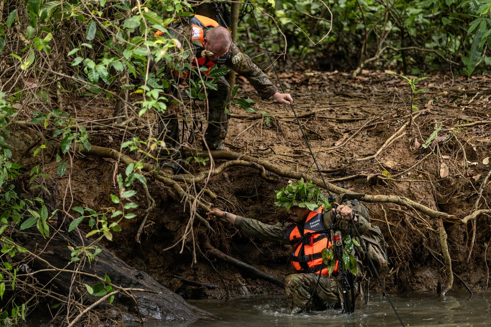 Jungle Operations Training Course - Panama 26-5: Waterborne Operations