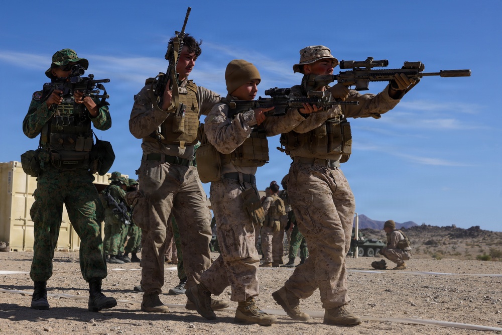 Singapore Armed Forces and 1st Marine Division Marines conduct joint training