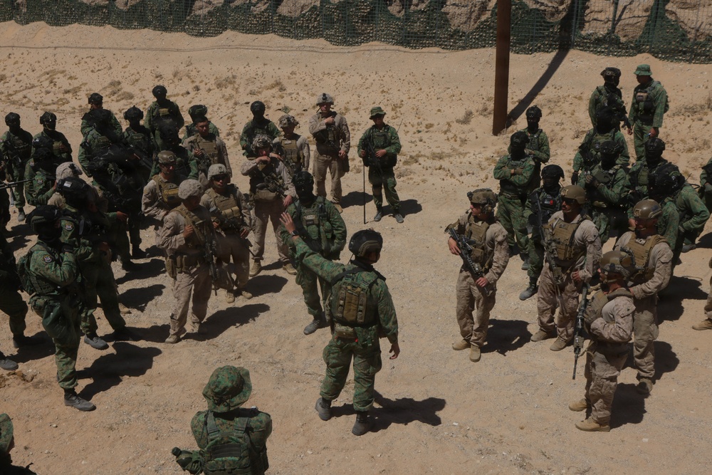 Singapore Armed Forces and 1st Marine Division Marines conduct joint training.