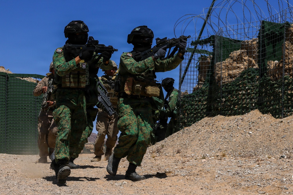 Singapore Armed Forces and 1st Marine Division Marines conduct joint training