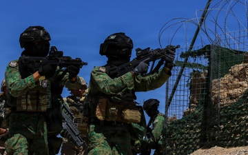 Singapore Armed Forces and 1st Marine Division Marines conduct joint training