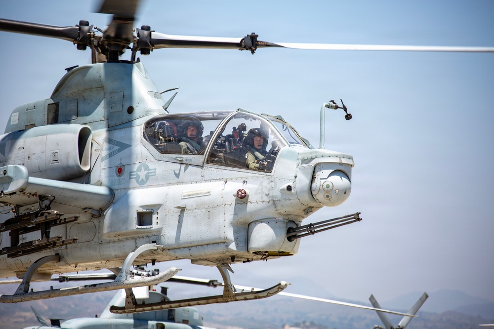 Maj. Gen. Brodie Flies with HMLA-169