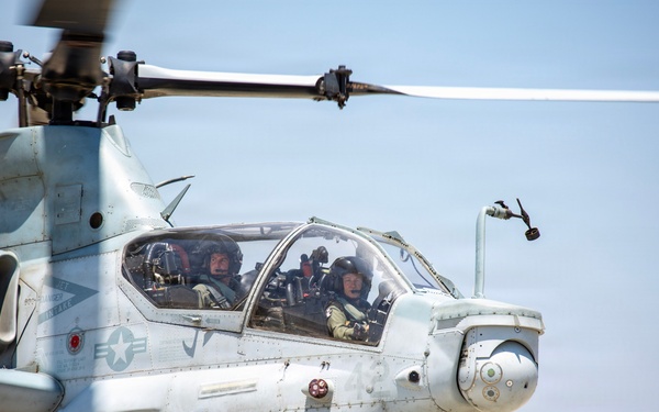 Maj. Gen. Brodie Flies with HMLA-169