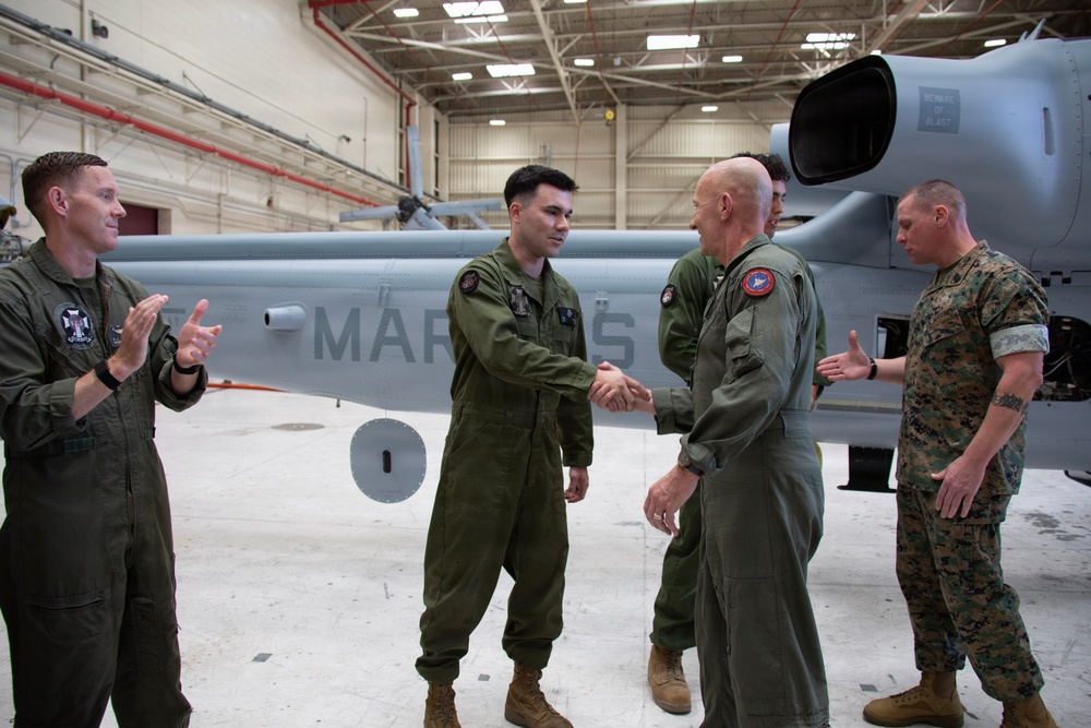 Maj. Gen. Brodie Flies with HMLA-169