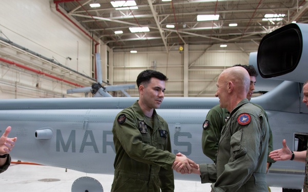 Maj. Gen. Brodie Flies with HMLA-169