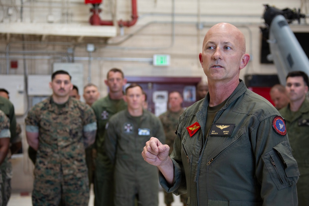Maj. Gen. Brodie Flies with HMLA-169