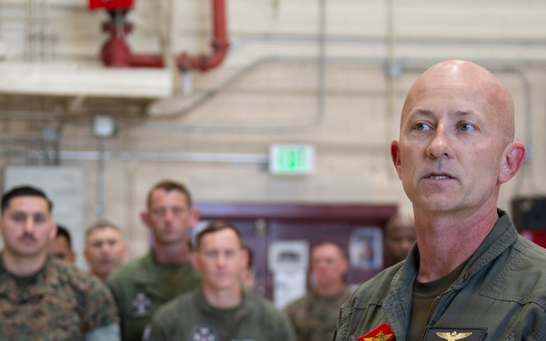 Maj. Gen. Brodie Flies with HMLA-169