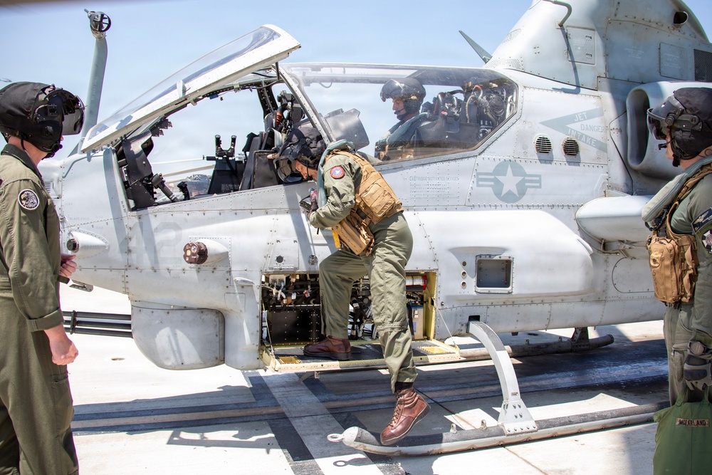 Maj. Gen. Brodie Flies with HMLA-169