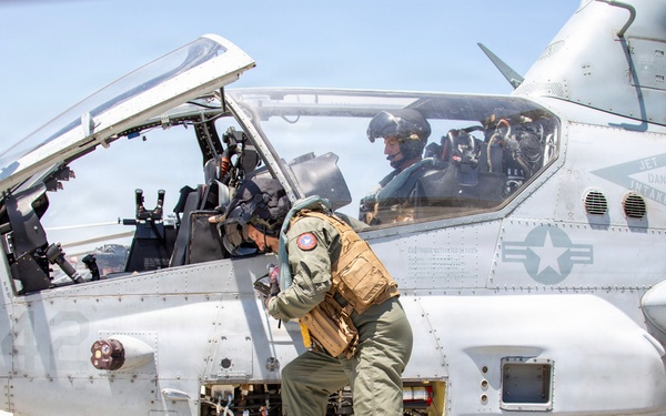 Maj. Gen. Brodie Flies with HMLA-169