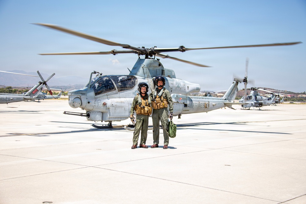 Maj. Gen. Brodie Flies with HMLA-169