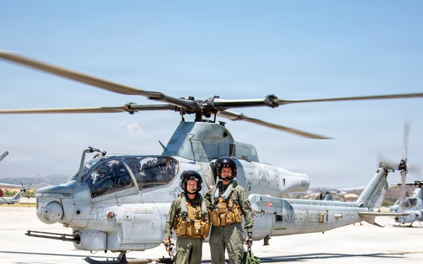 Maj. Gen. Brodie Flies with HMLA-169