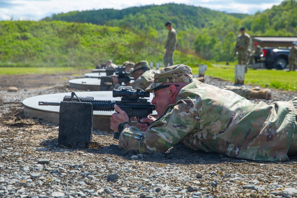 Best Warrior Competitor Fires M4
