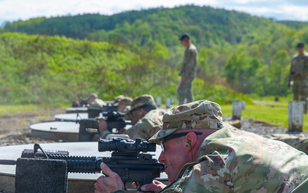 Best Warrior Competitor Fires M4