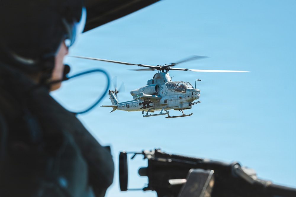 Maj. Gen. Brodie Flies with HMLA-169