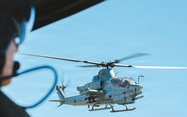 Maj. Gen. Brodie Flies with HMLA-169
