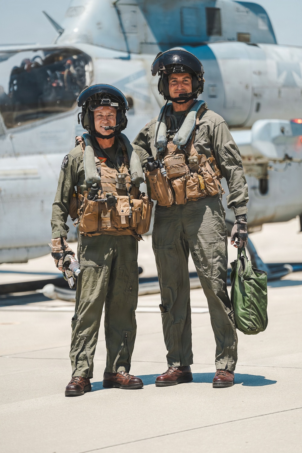Maj. Gen. Brodie Flies with HMLA-169