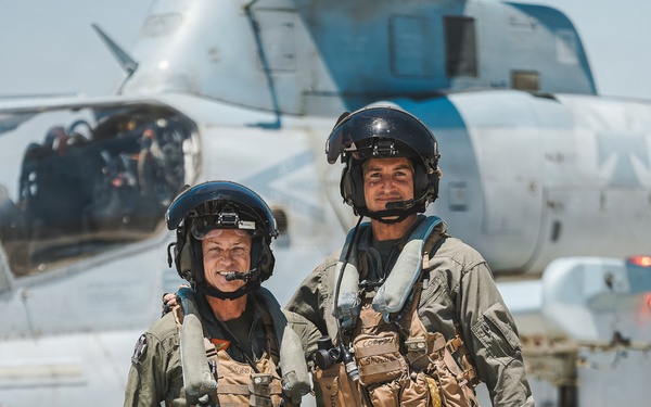 Maj. Gen. Brodie Flies with HMLA-169