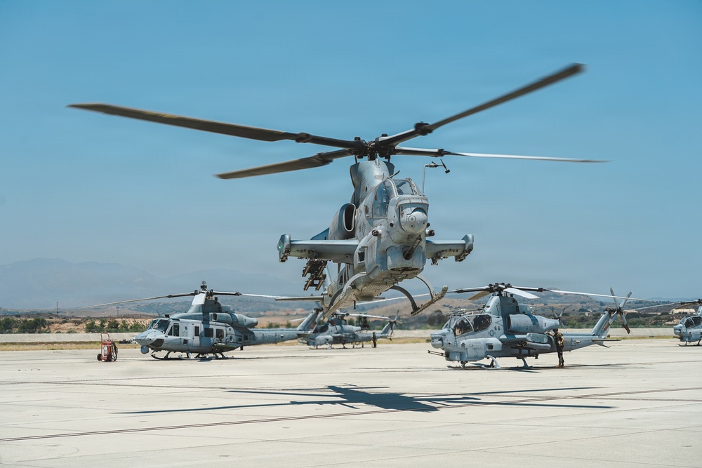 Maj. Gen. Brodie Flies with HMLA-169