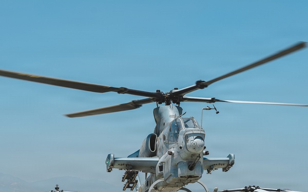 Maj. Gen. Brodie Flies with HMLA-169