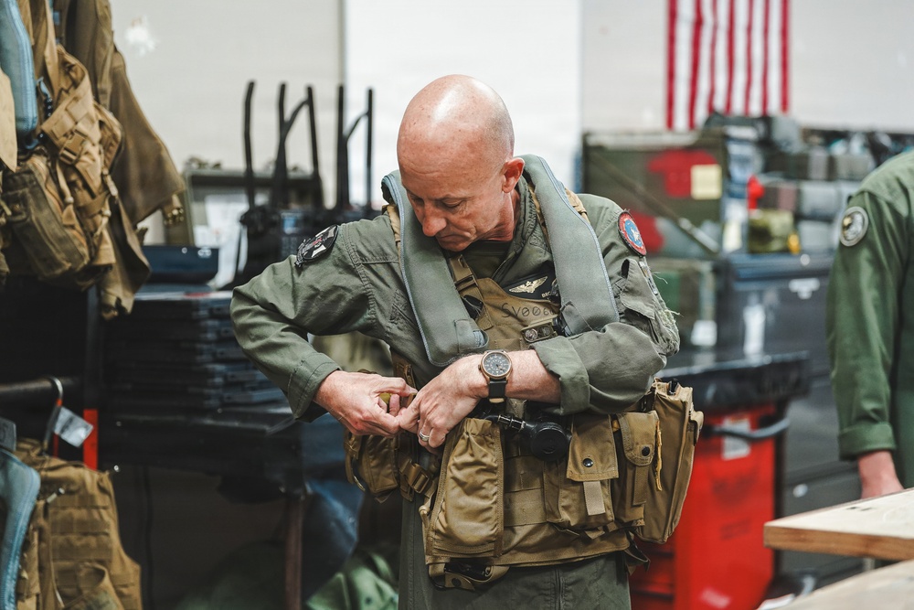 Maj. Gen. Brodie Flies with HMLA-169