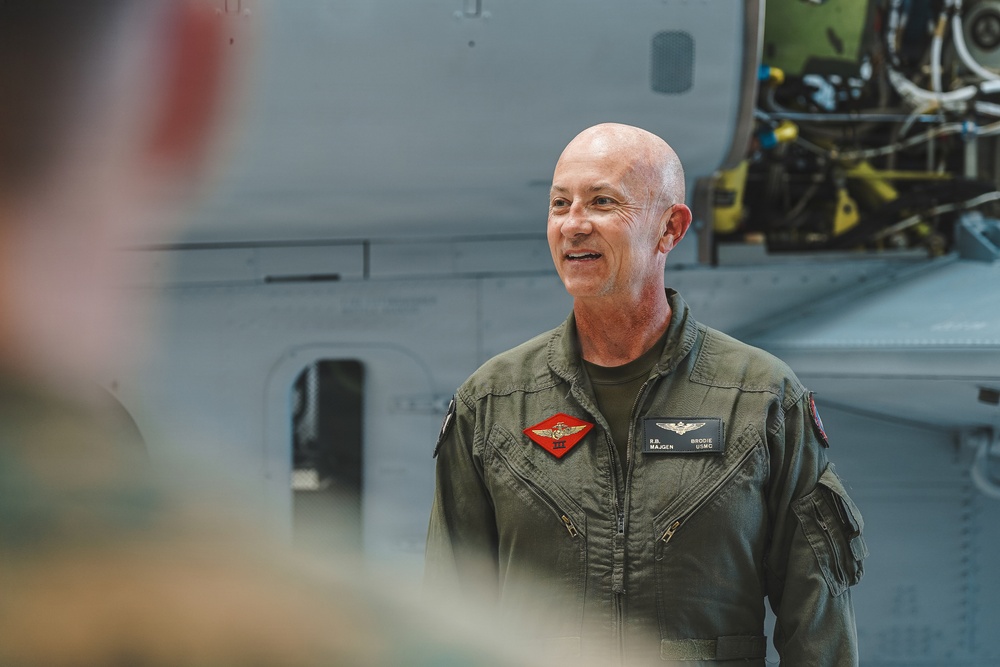 Maj. Gen. Brodie Flies with HMLA-169