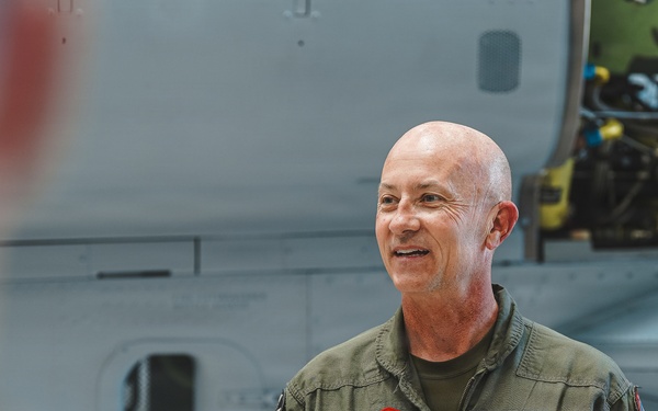 Maj. Gen. Brodie Flies with HMLA-169
