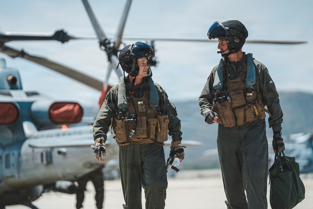 Maj. Gen. Brodie Flies with HMLA-169