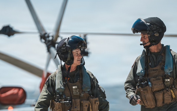 Maj. Gen. Brodie Flies with HMLA-169