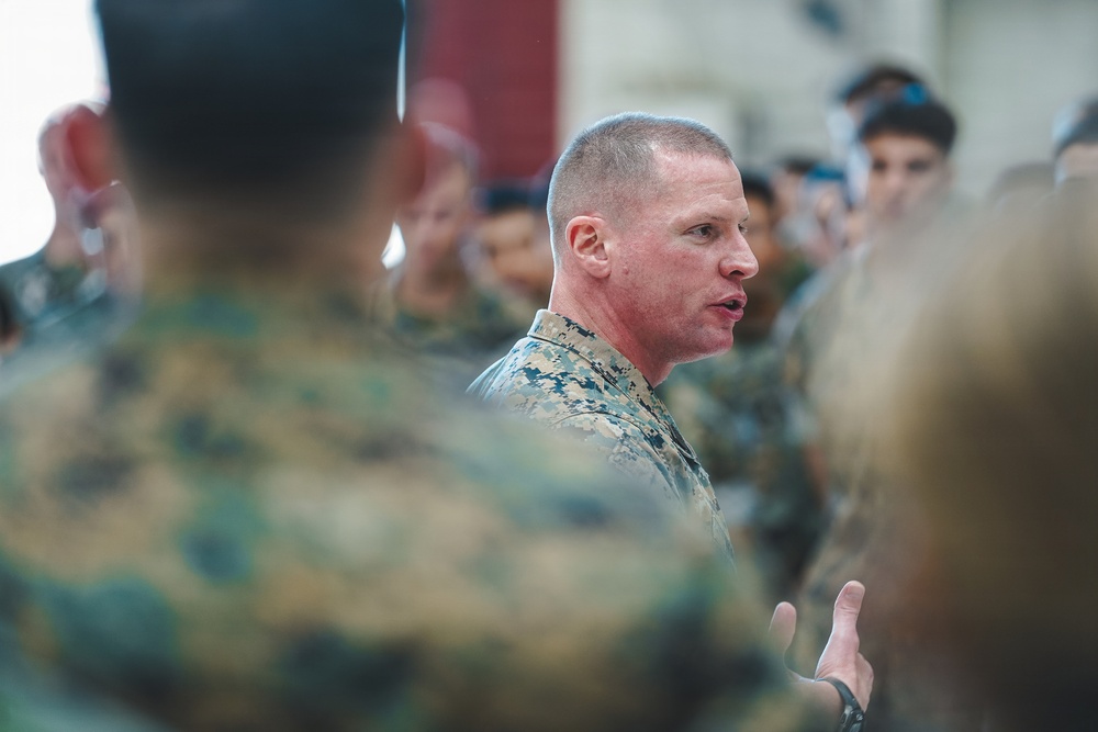 Maj. Gen. Brodie Flies with HMLA-169