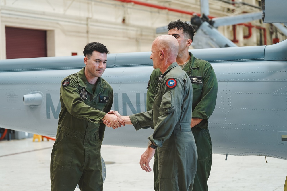 Maj. Gen. Brodie Flies with HMLA-169