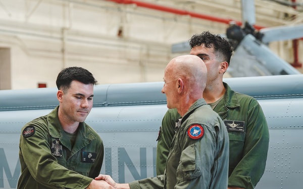 Maj. Gen. Brodie Flies with HMLA-169