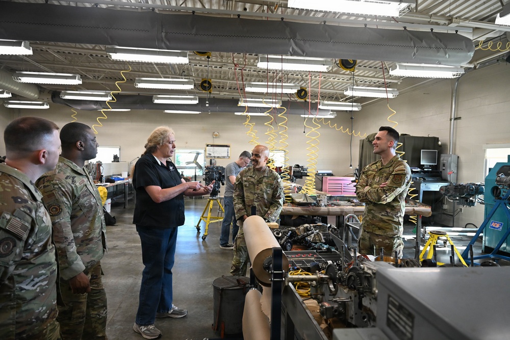 AFRC and AFR Recruiters share Reserve Advantages with Aircraft Maintainers