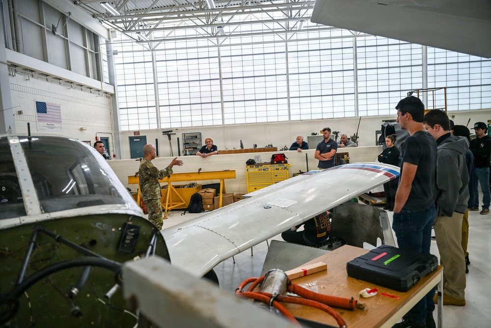 AFRC and AFR Recruiters share Reserve Advantages with Aircraft Maintainers