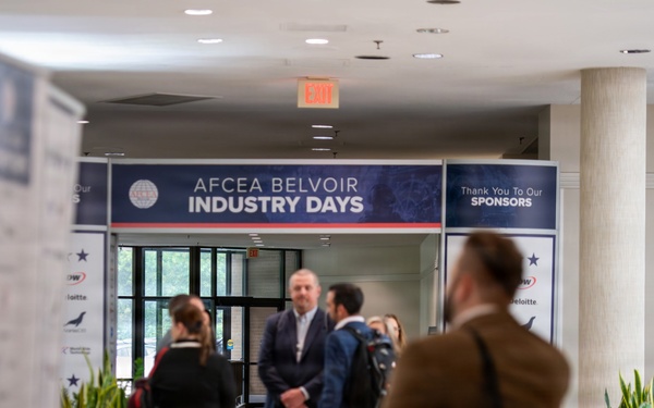 AFCEA Belvoir Industry Days Conference Attendees Gather in Venue Lobby