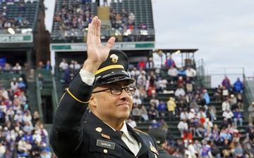 Chicago Cubs fans honor one of their own at military appreciation home game