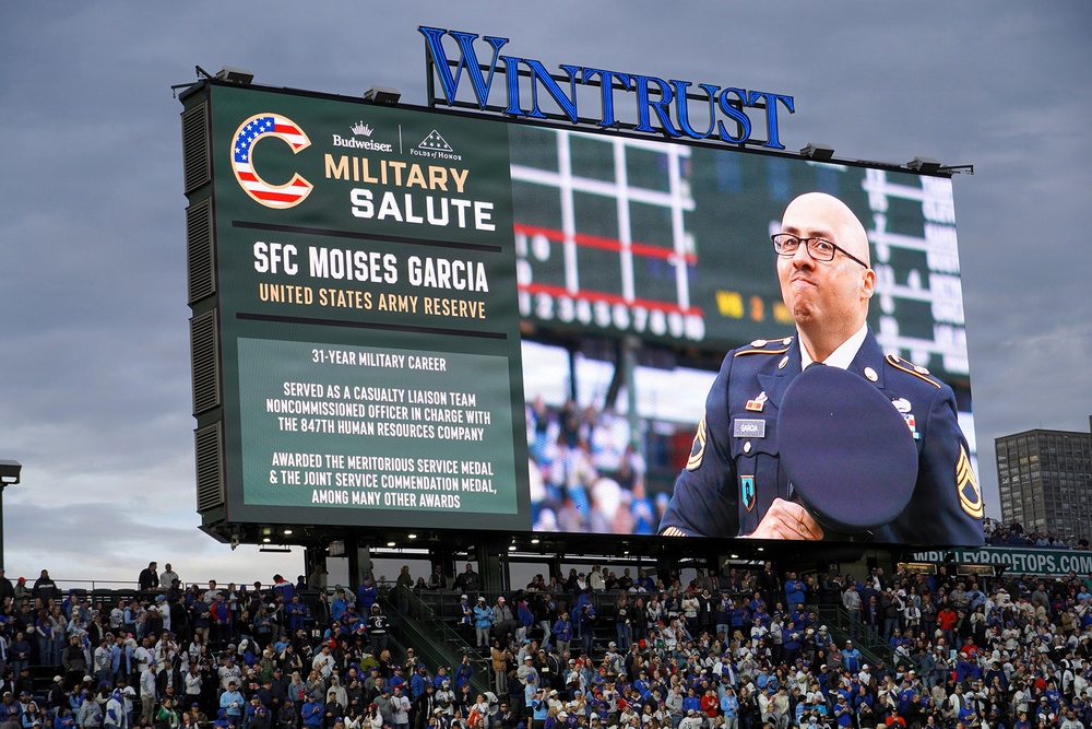 DVIDS - Images - Chicago Cubs fans honor one of their own at military appreciation home game [Image 2 of 3]