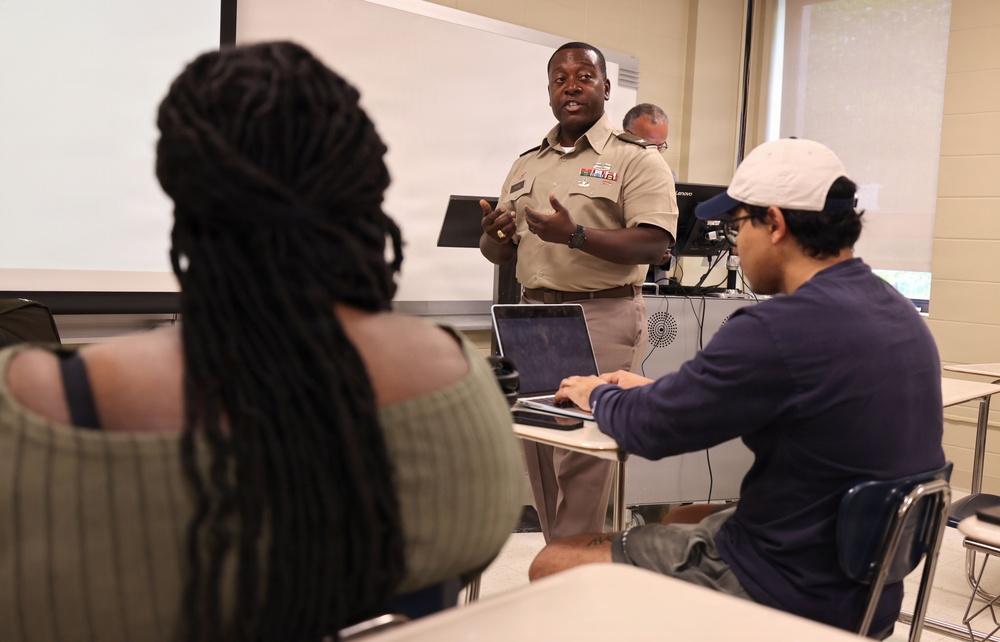 Mobile District Commander speaks with South Alabama students