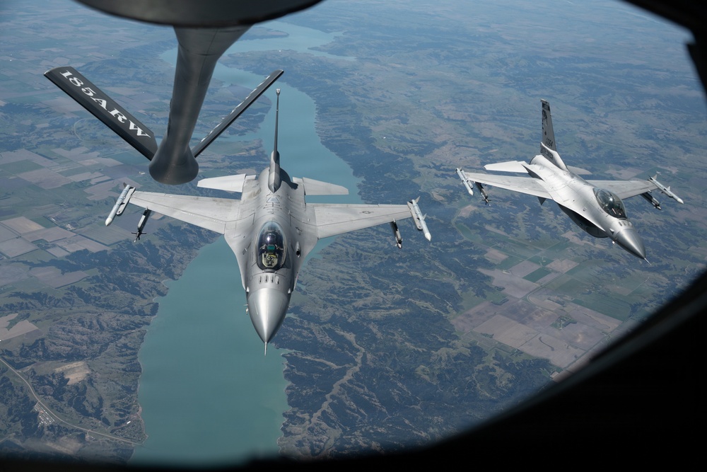 F-16s fly in formation
