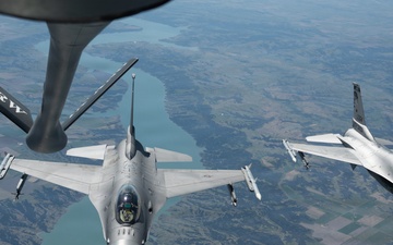 F-16s fly in formation