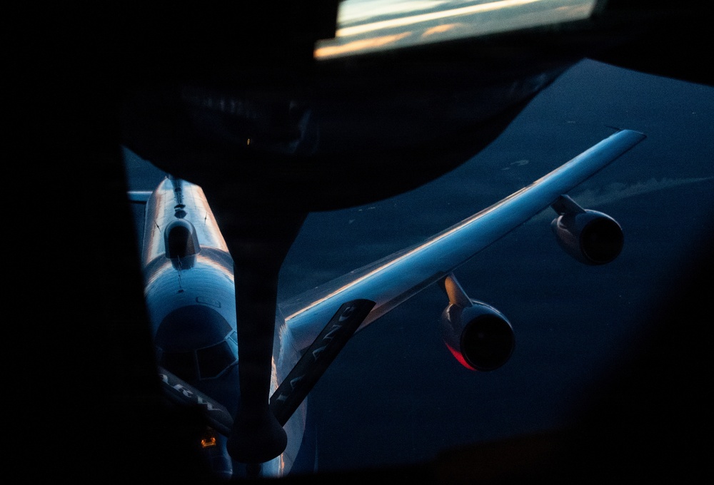 E-4B Nightwatch gets refueled at night