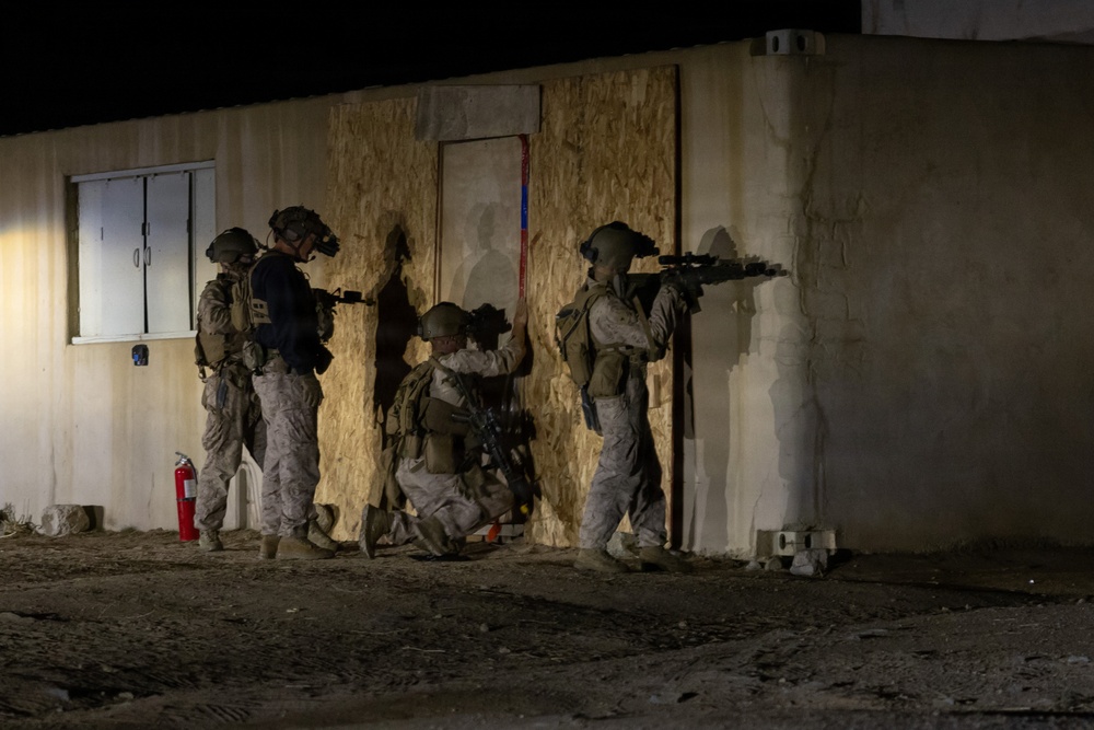 BLT 2/4 participate in a Night Mechanized Raid