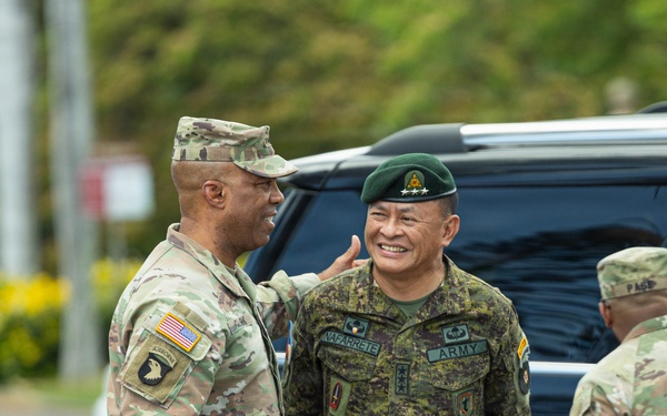 USARPAC Hosts Honor Ceremony for Philippine Army Commanding General