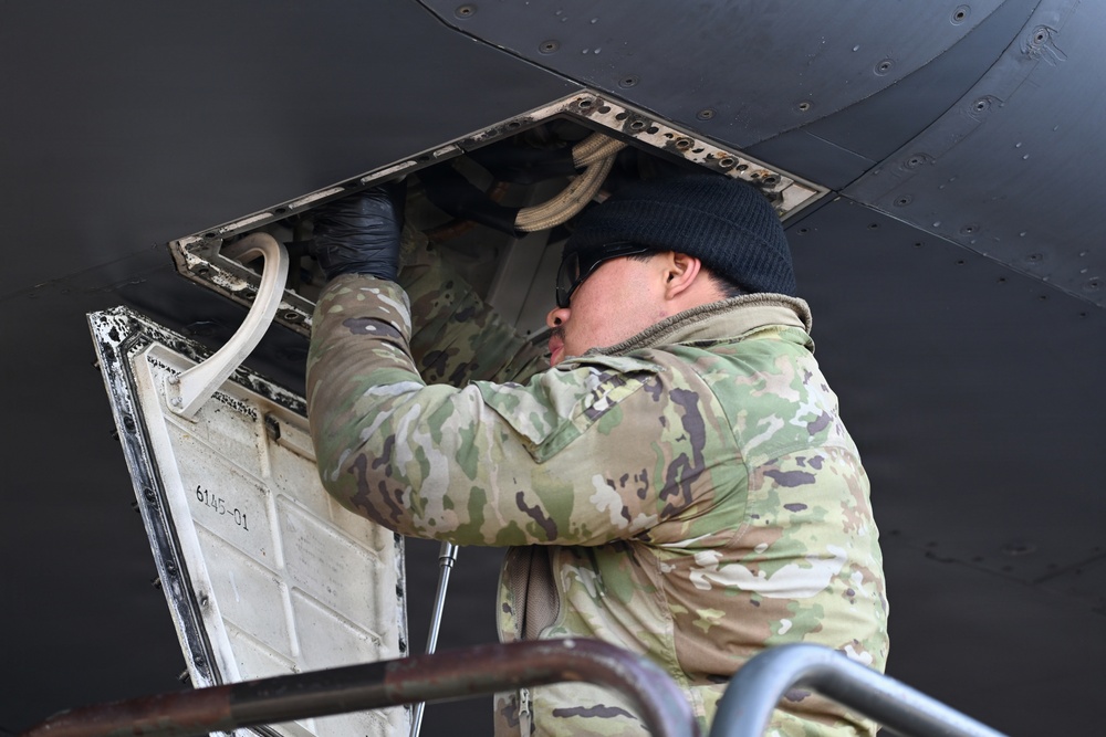 Airmen maintain B-1B Lancers tasked to support USCENTCOM